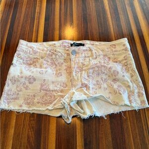 Forever 21 Light Wash Floral Denim Shorts in Pale Pink